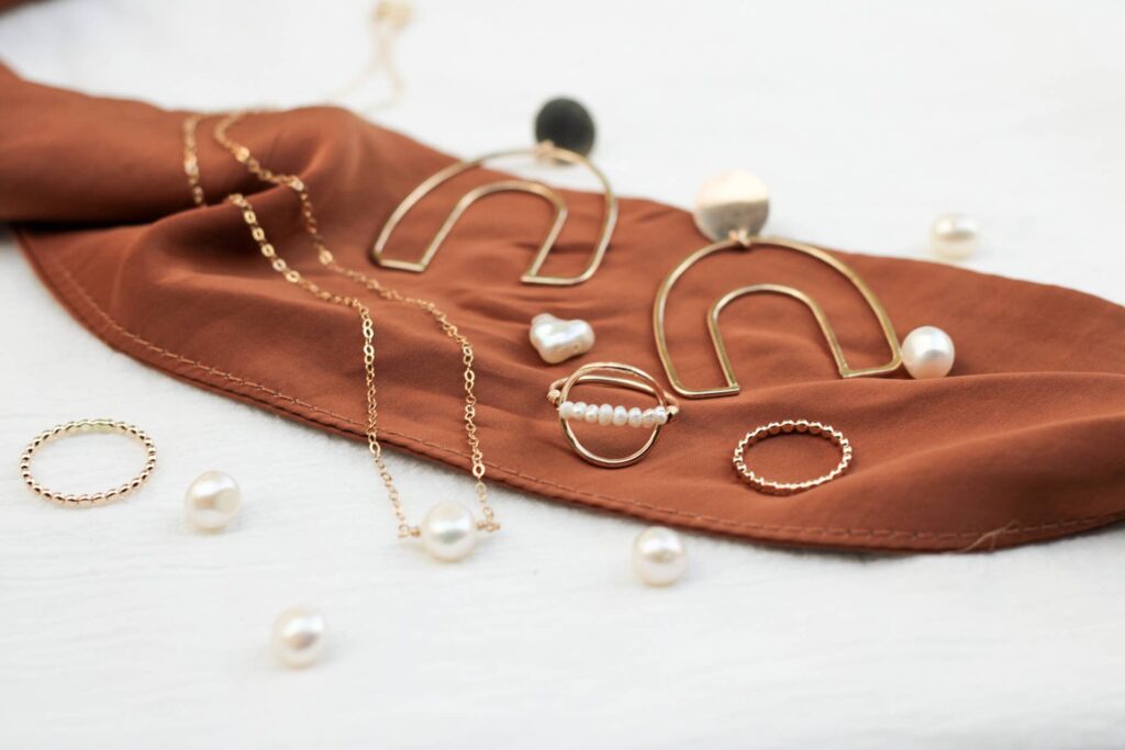 Selbstgemachten Schmuck verkaufen, wie diese Ketten und Ringen von Gold mit weißen Perlen