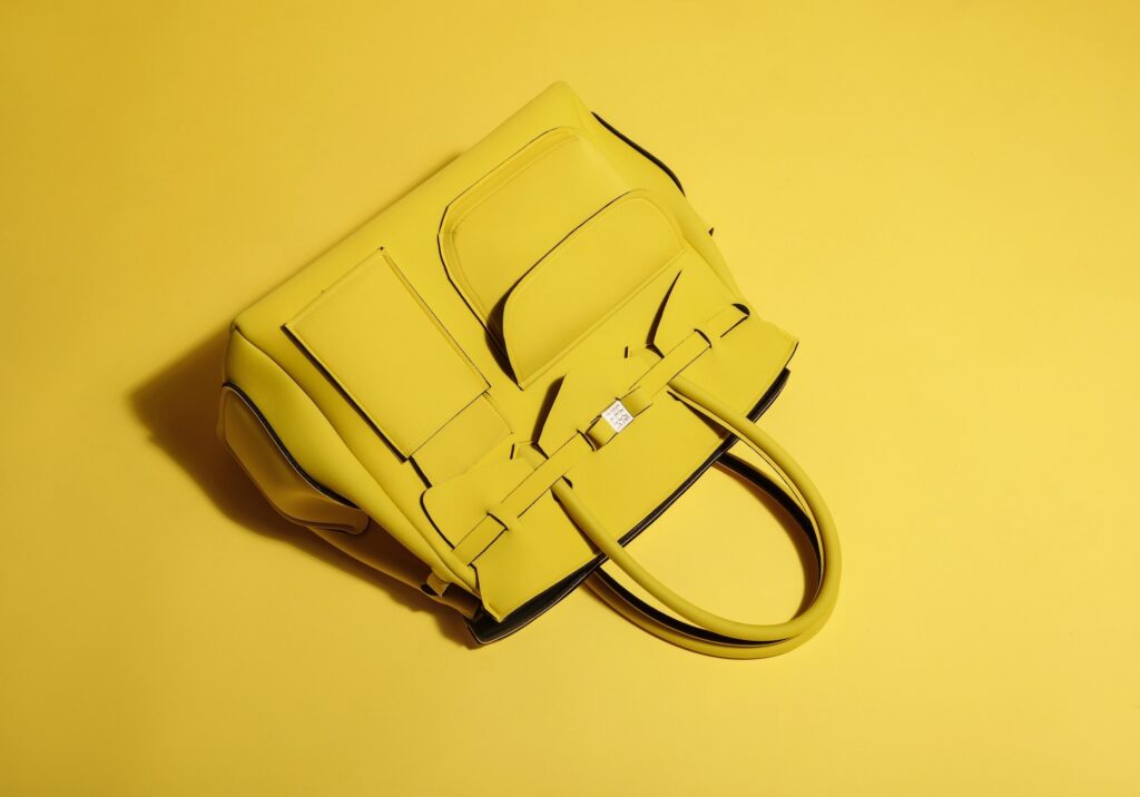 Diese Gelbe Handtasche könnte ein Beispeil von Güter in italienischen Großhandel sein.