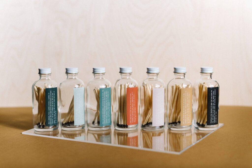 Lot de 7 flacons en verre contenant des allumettes, trouvés chez un fournisseur