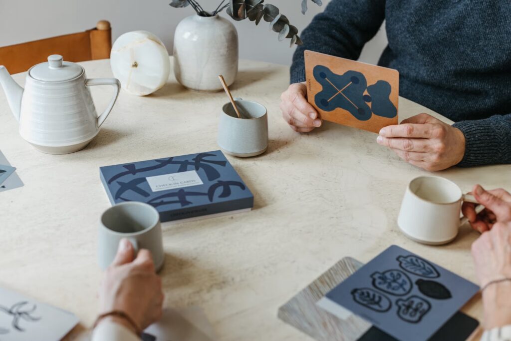 Brainstorming autour d'un café pour rédiger la fiche produit d'une peinture artistique sur bois