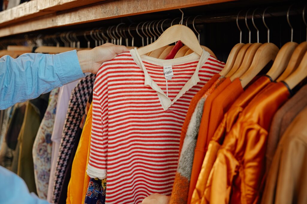 Portant de vêtements colorés qui fait partie de l'agencement du magasin de vêtements