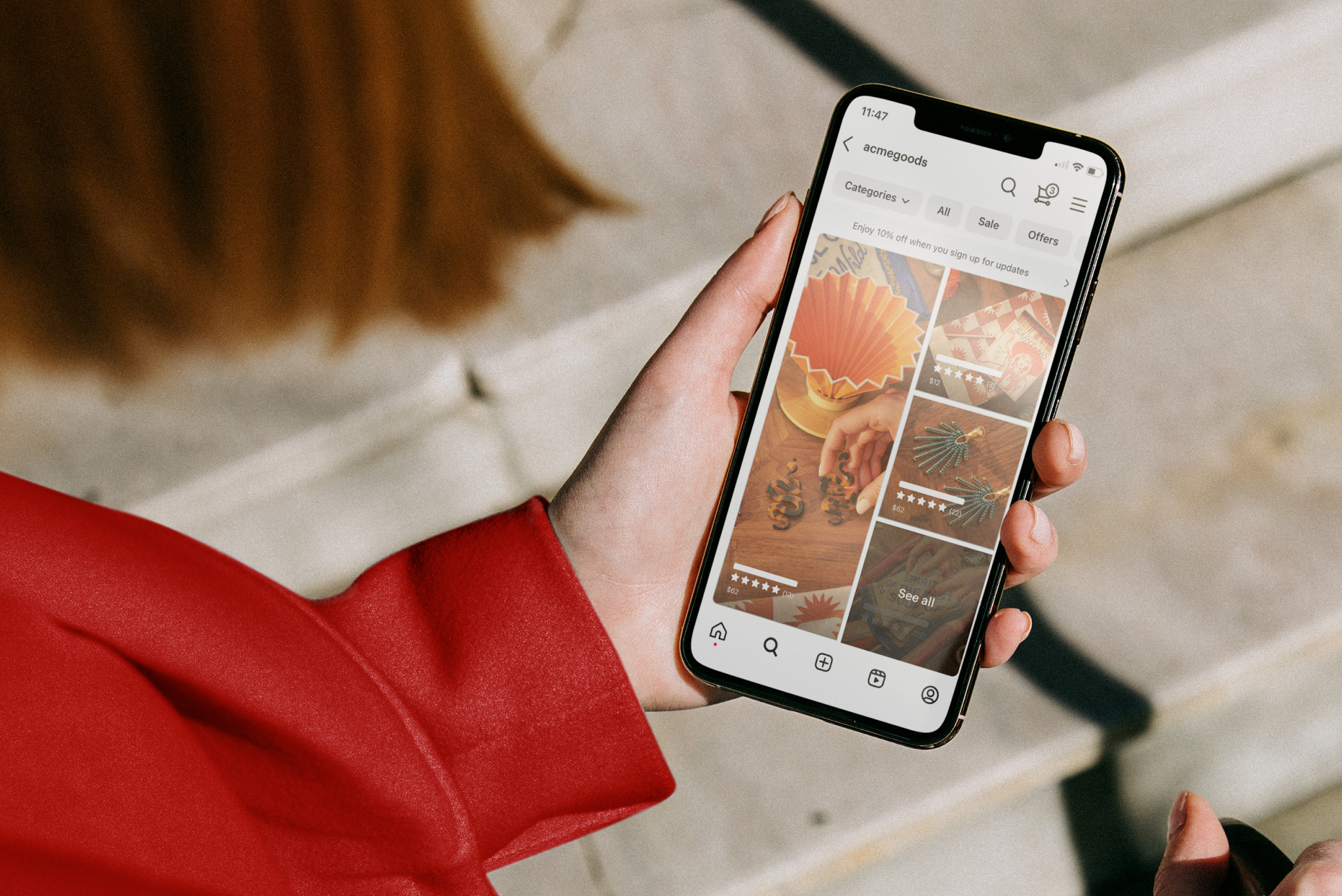Une personne tient un téléphone dans sa main